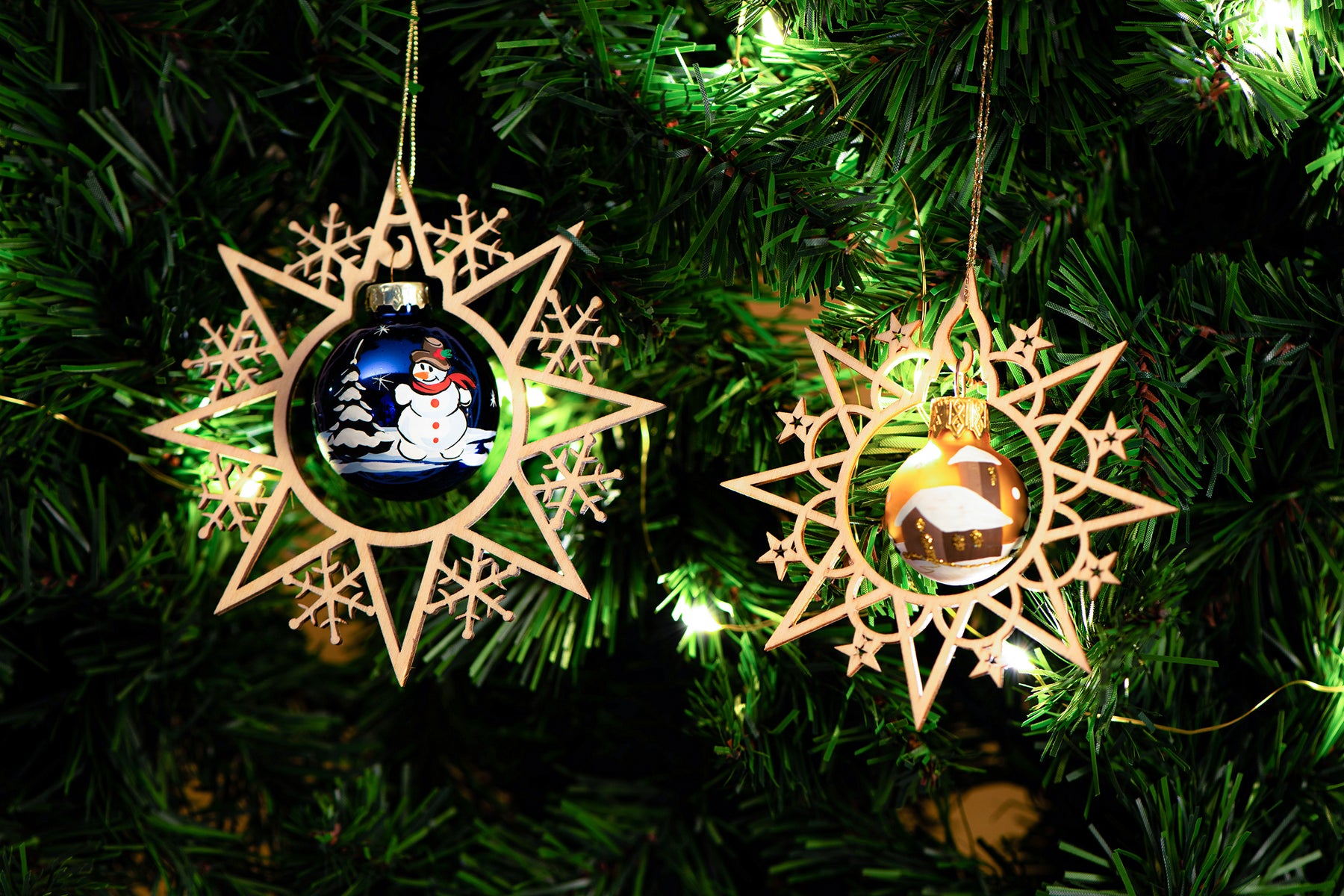 Holzsterne mit Weihnachtskugeln