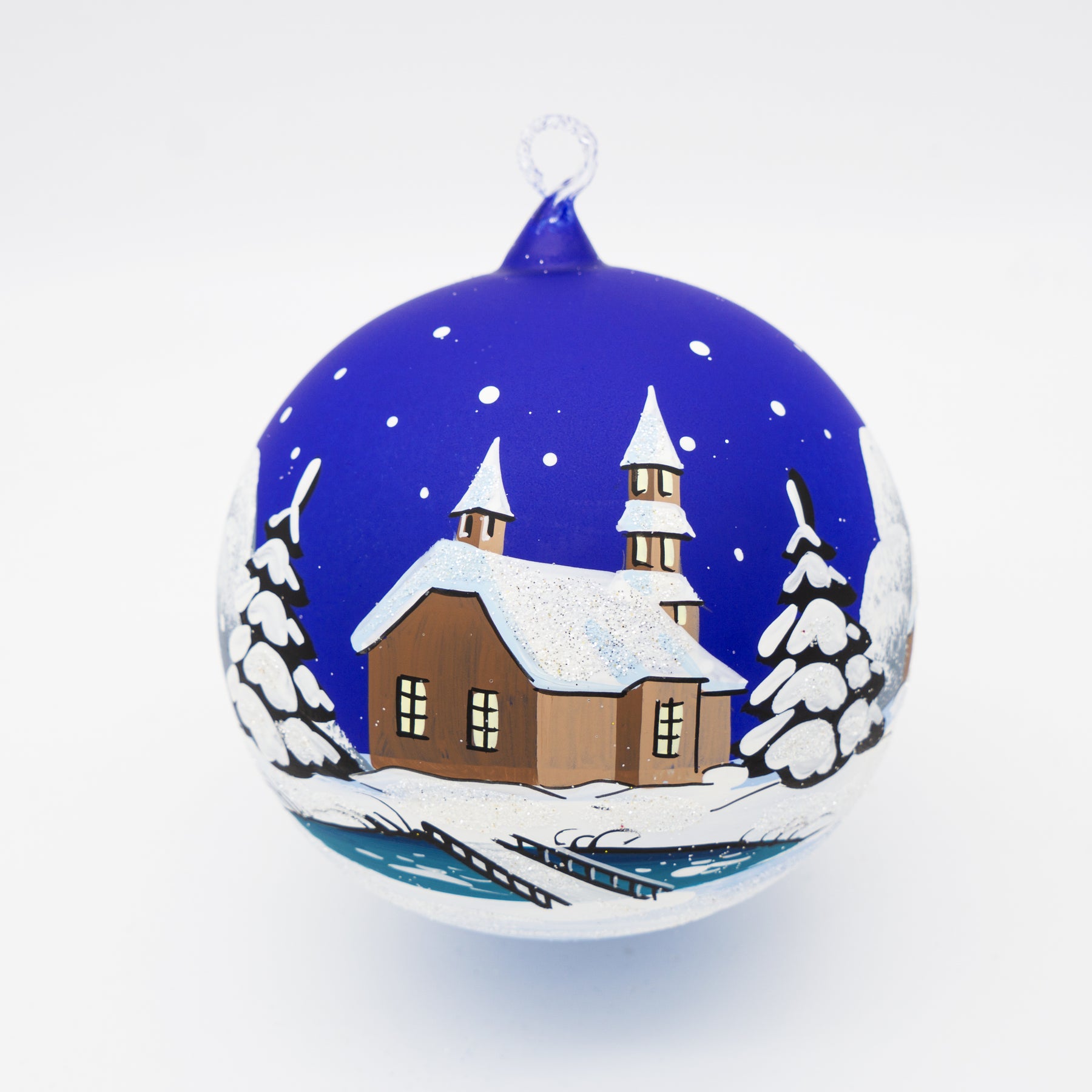 Weihnachtskugel mit Dorfkirche