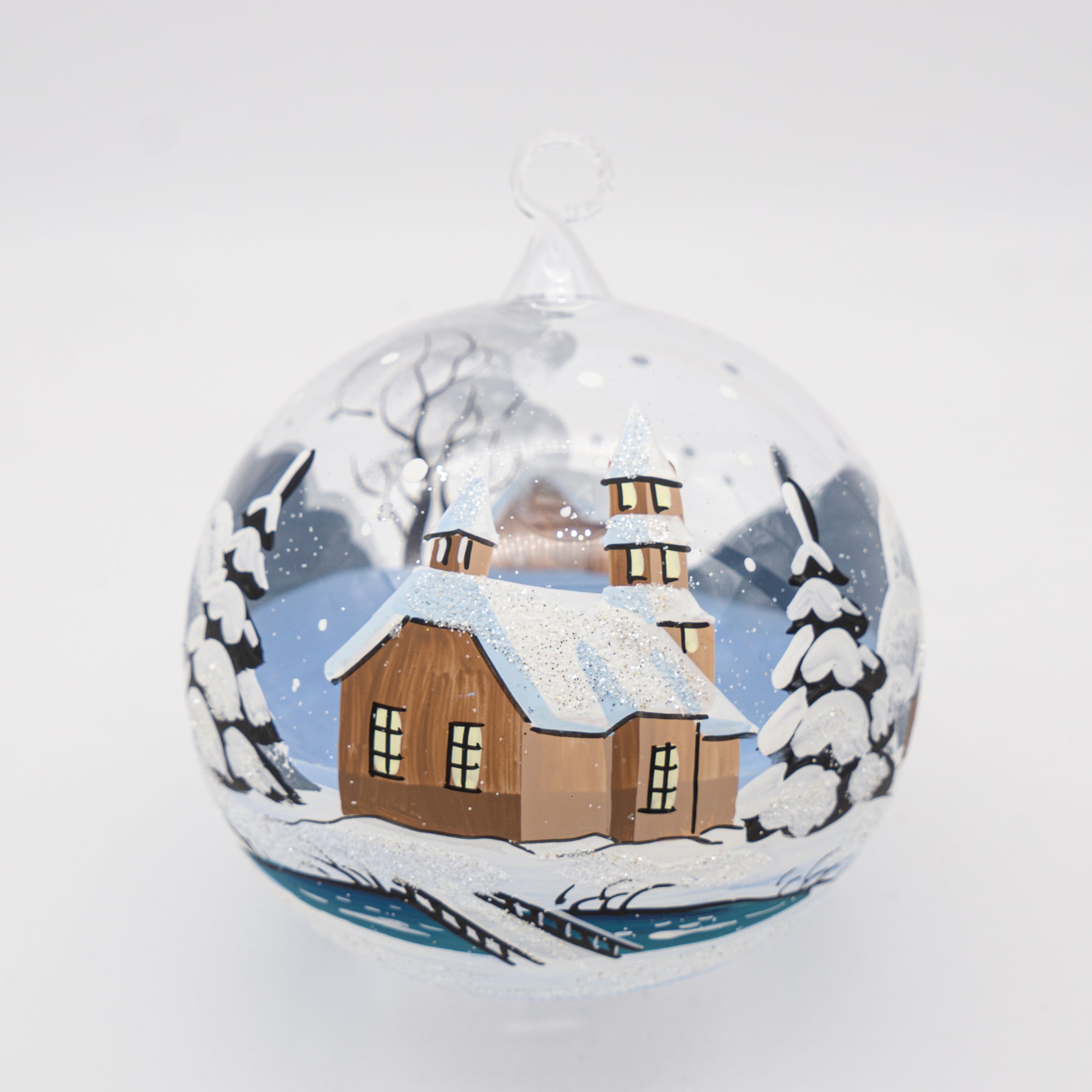 Weihnachtskugel mit Dorfkirche