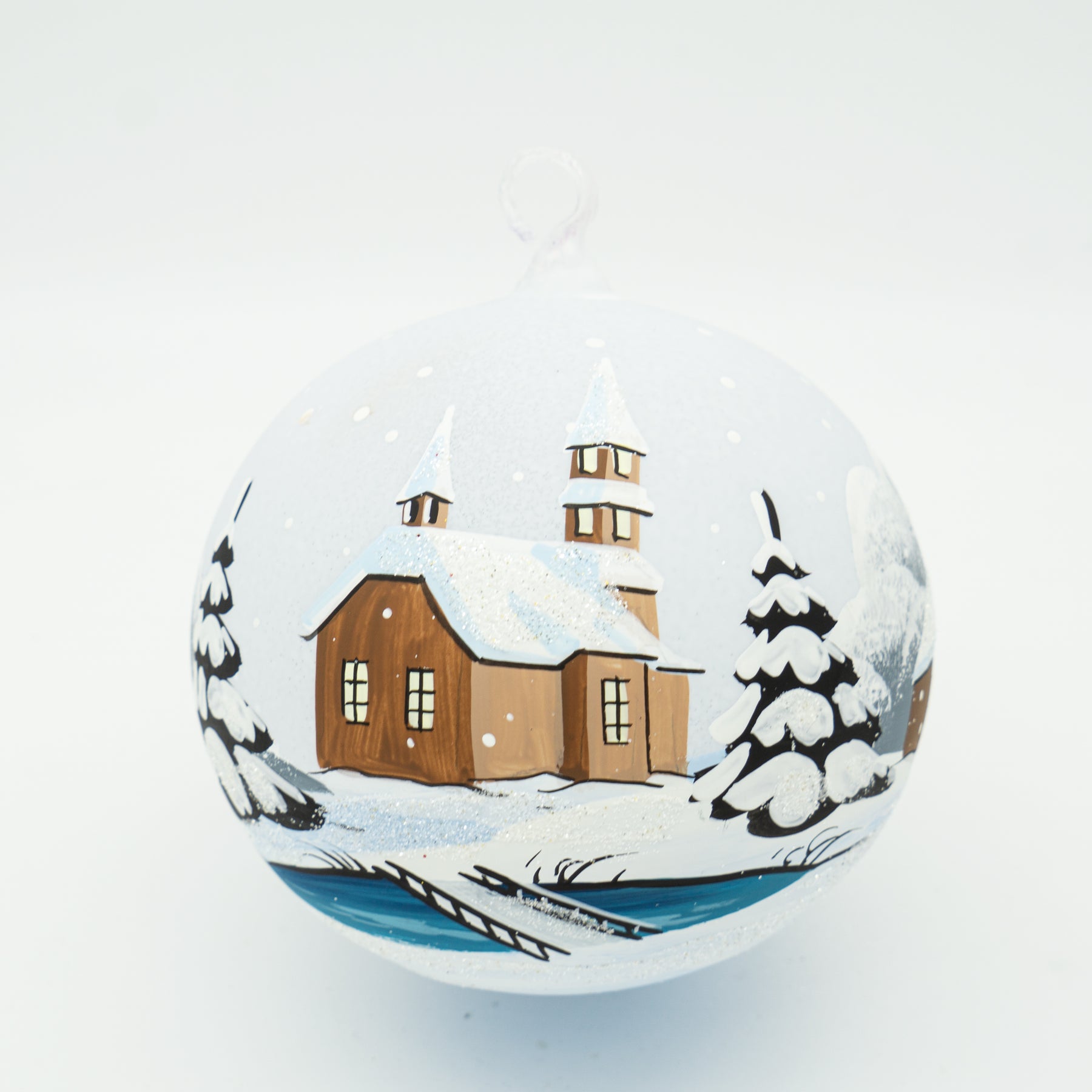 Weihnachtskugel mit Dorfkirche