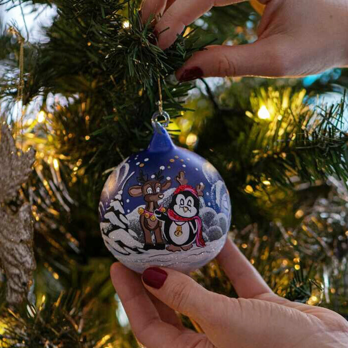 Weihnachtskugel Pinguin und Winterlandschaft
