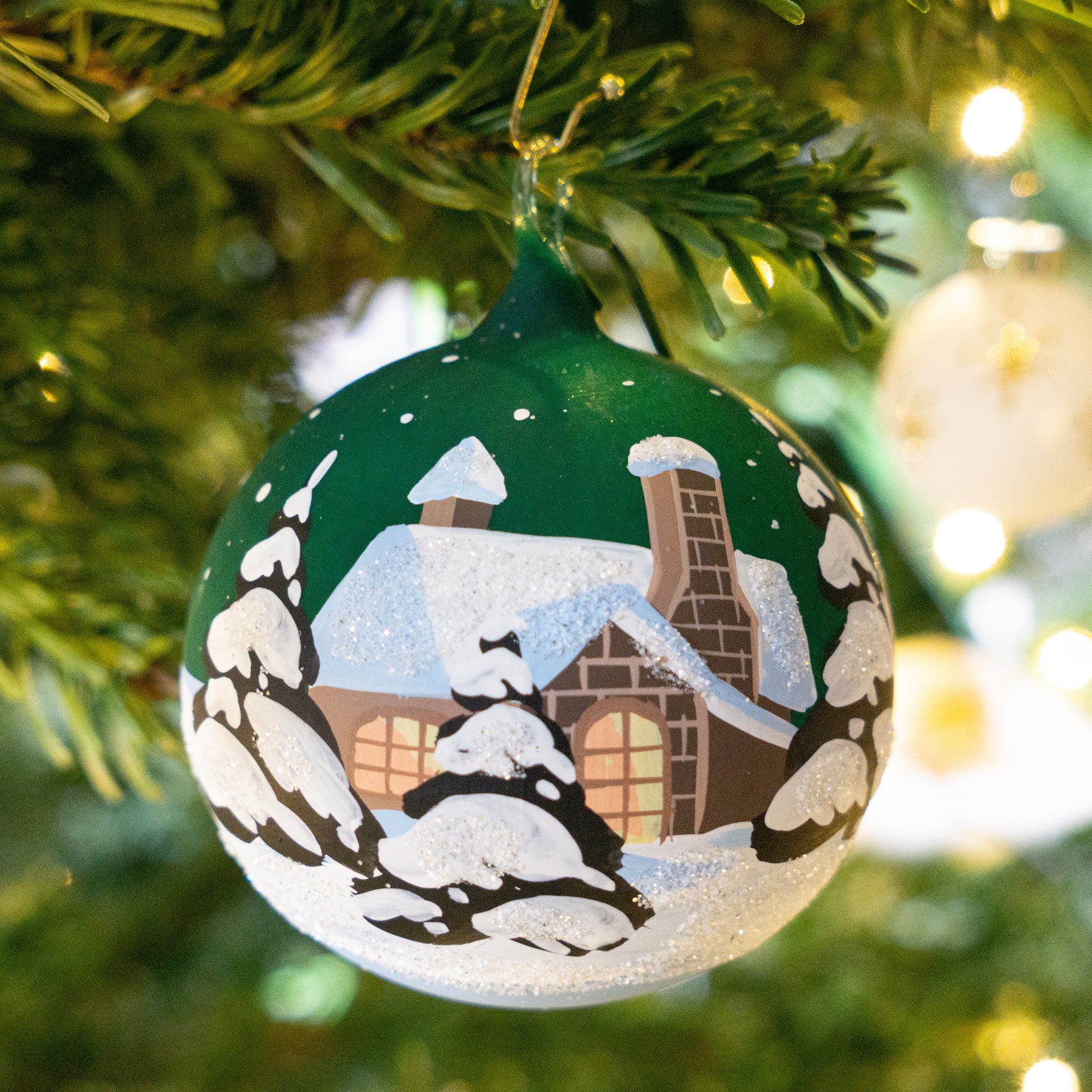 Weihnachtskugel mit zwei verschiedenen Kirchen