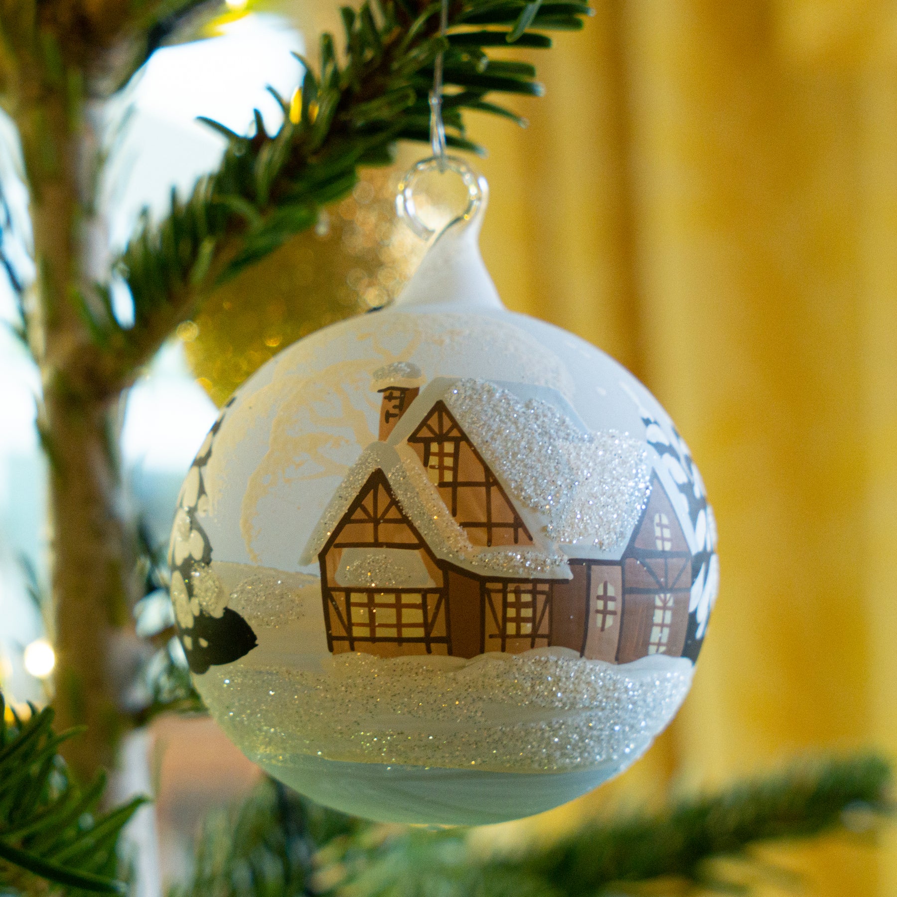 Weihnachtskugel mit Fachwerkhaus