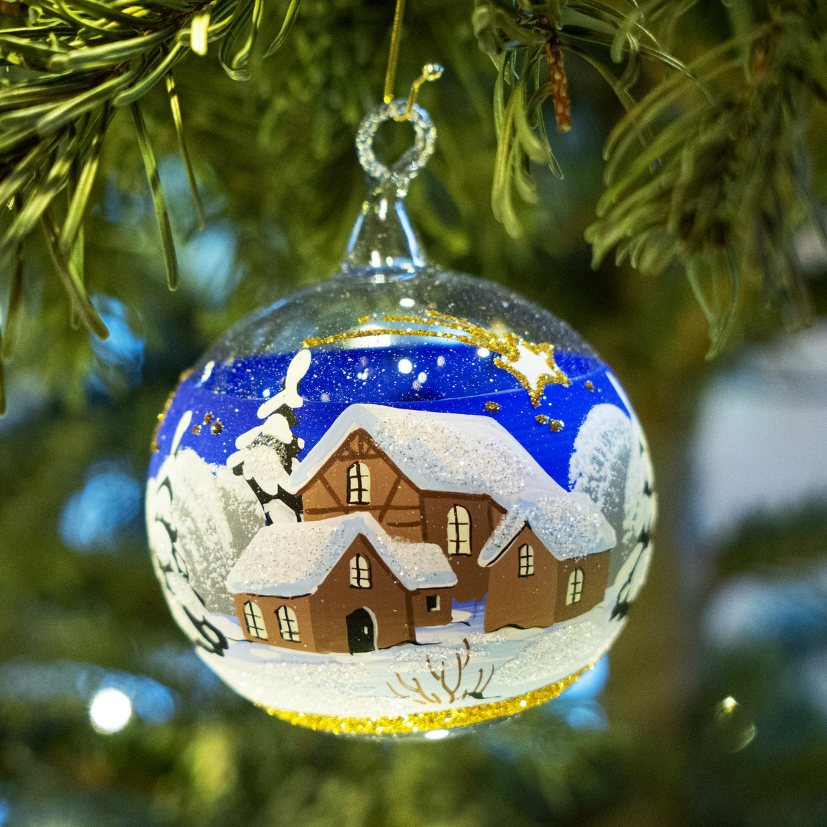 Weihnachtskugel Winterlandschaft und Häuschen
