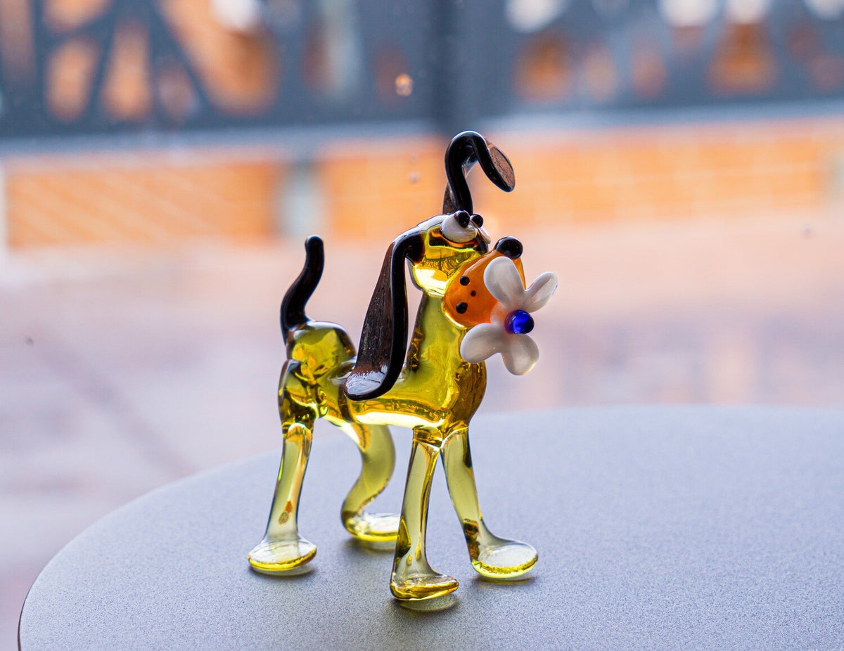 Hund aus Glas auf Schreibtisch