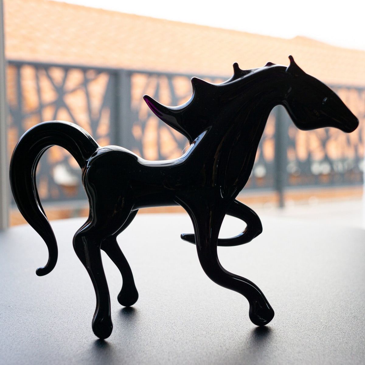 Schwarzes Pferd aus Glas