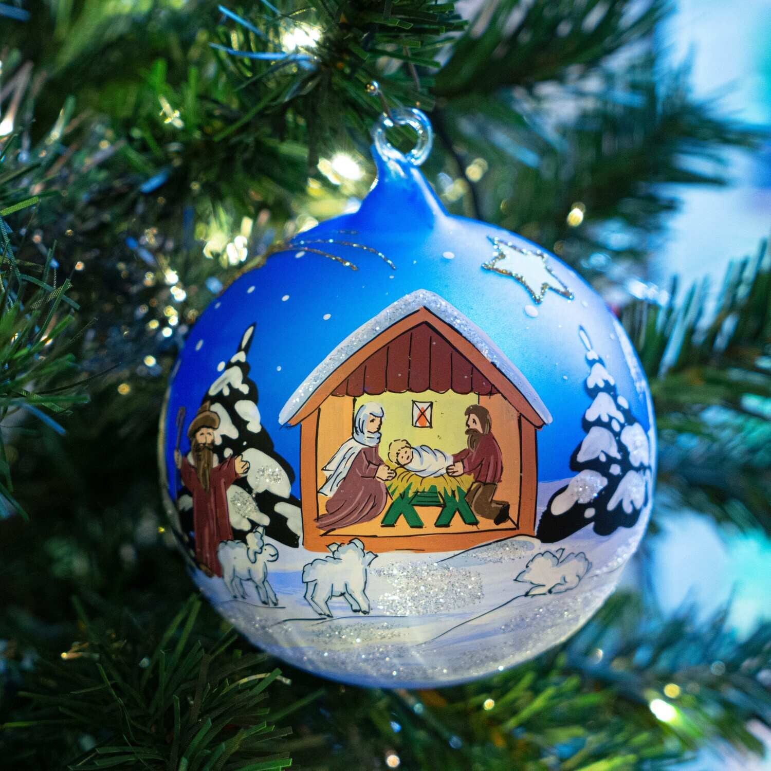 Weihnachtskugel mit Krippe