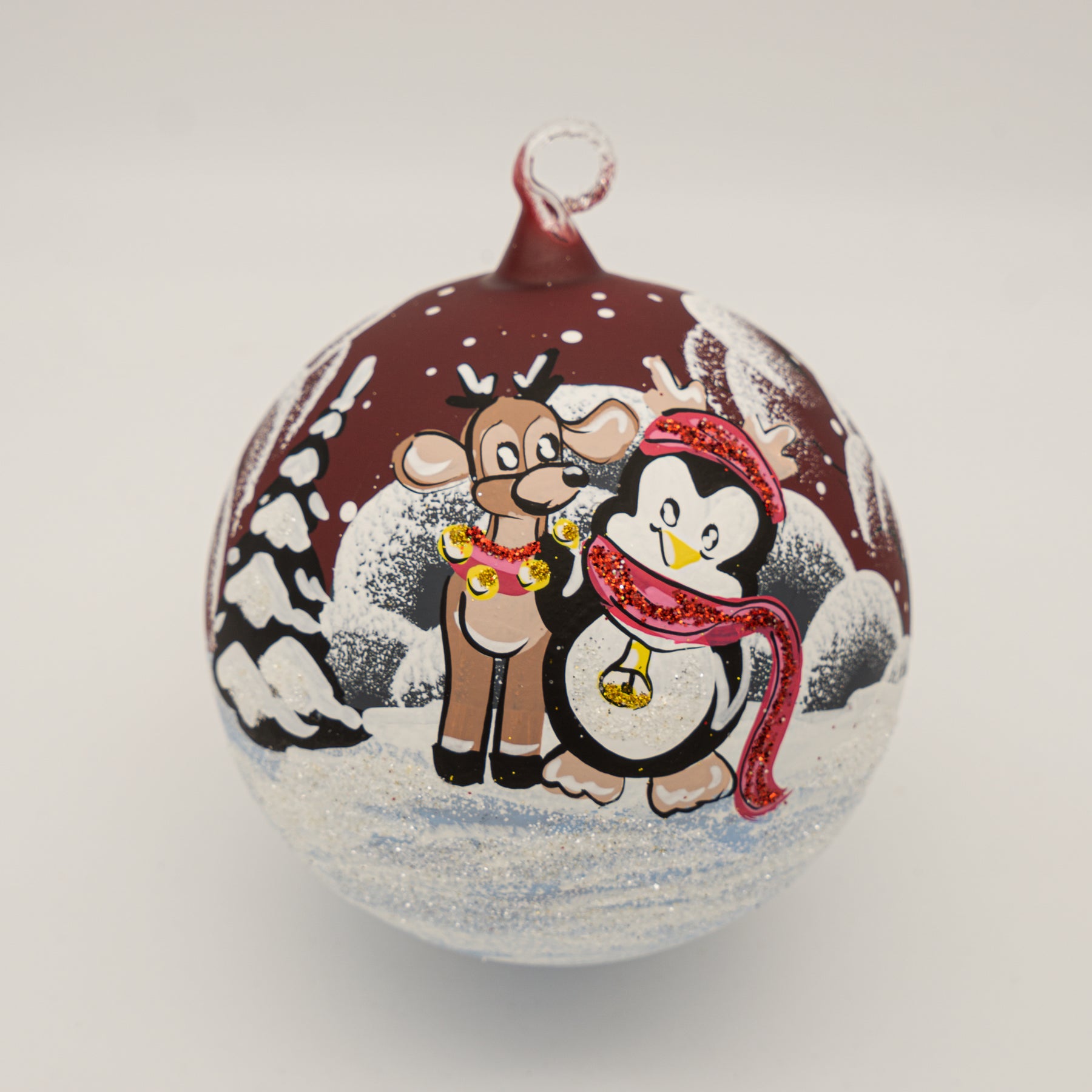 Weihnachtskugel Pinguin und Winterlandschaft