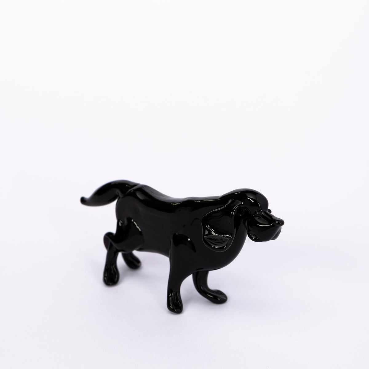 Schwarzer Labrador aus Glas