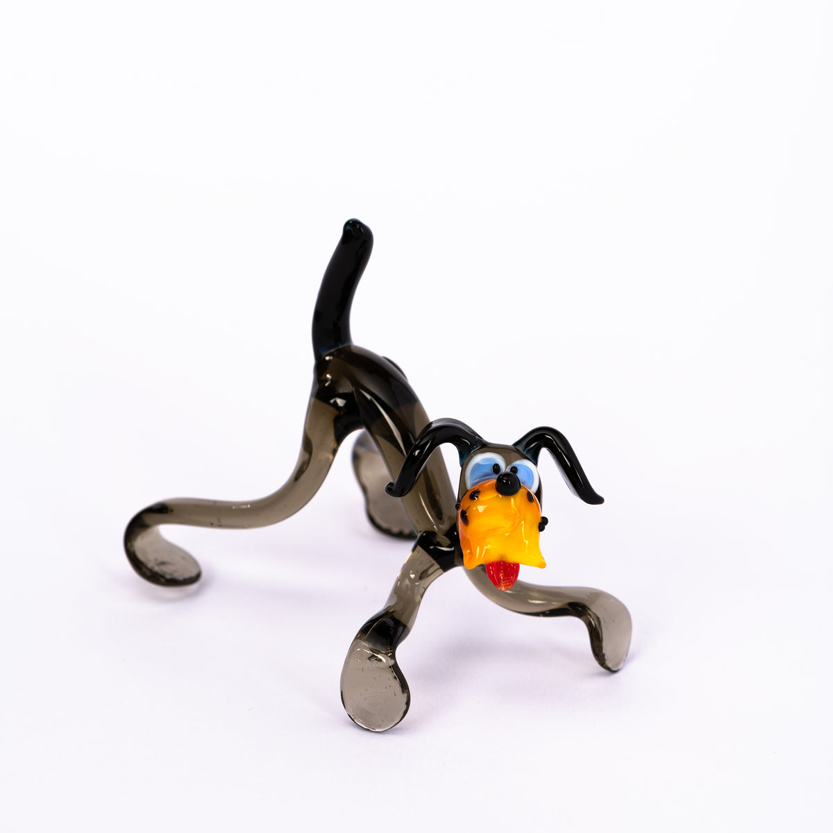 Grauer Hund aus Glas