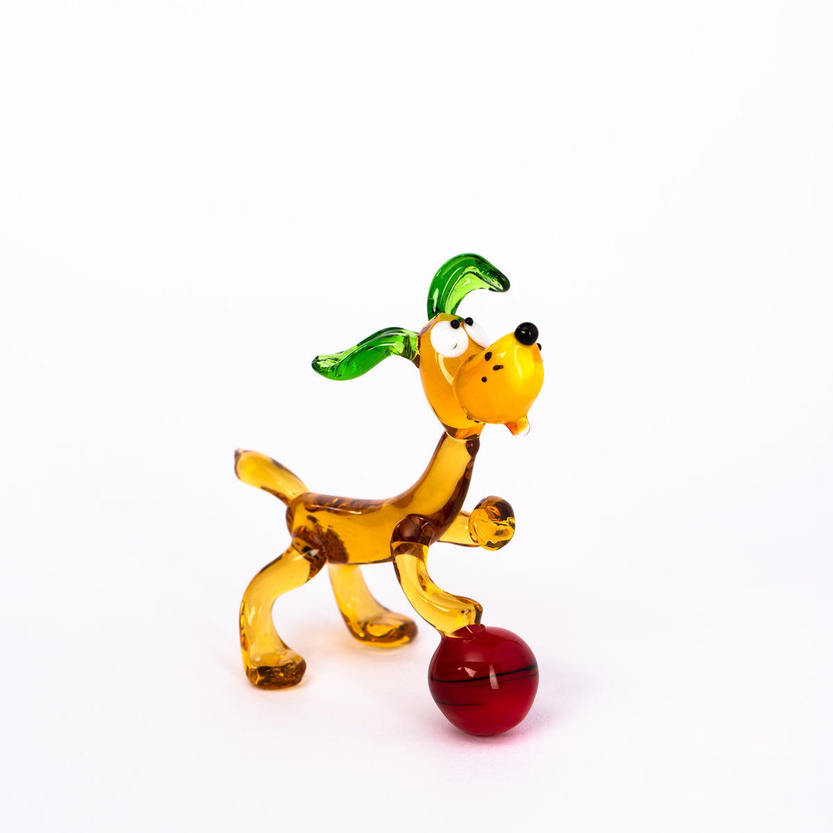 Hund mit Ball aus Glas
