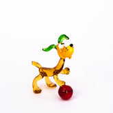 Hund mit Ball aus Glas