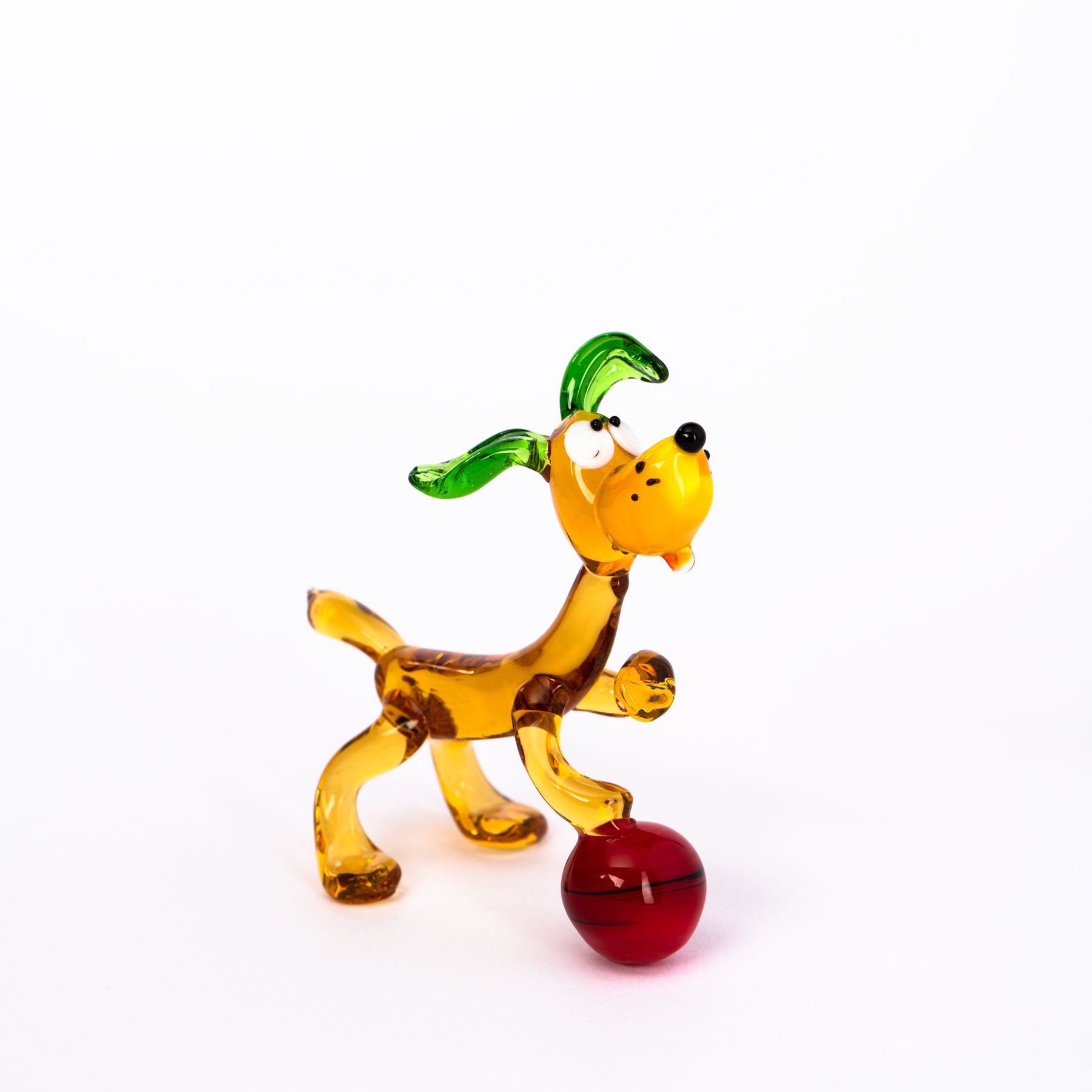 Hund mit Ball aus Glas