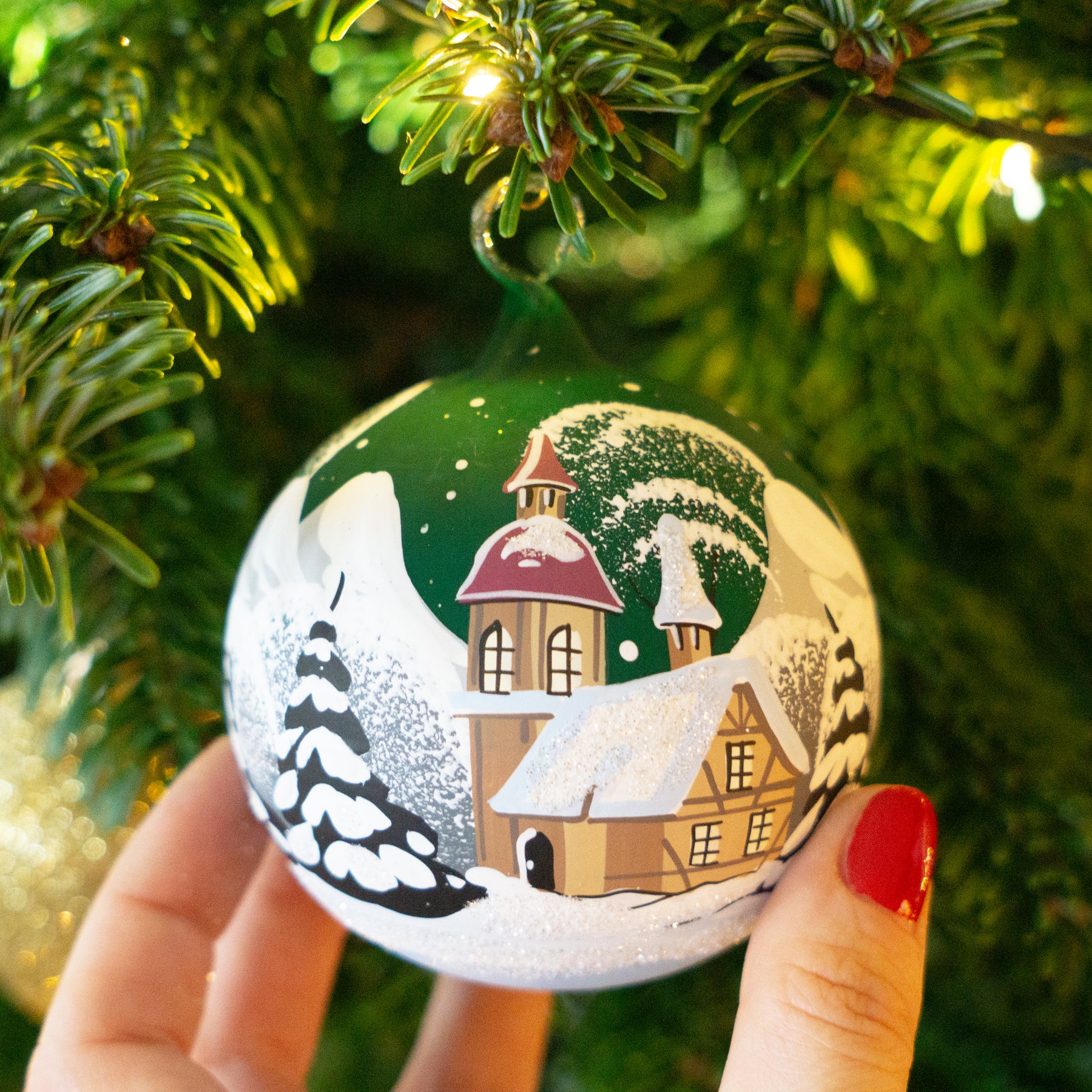 Weihnachtskugel Kirche und Winterlandschaft