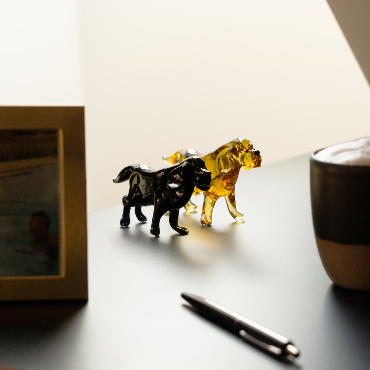 Glastier auf Schreibtisch