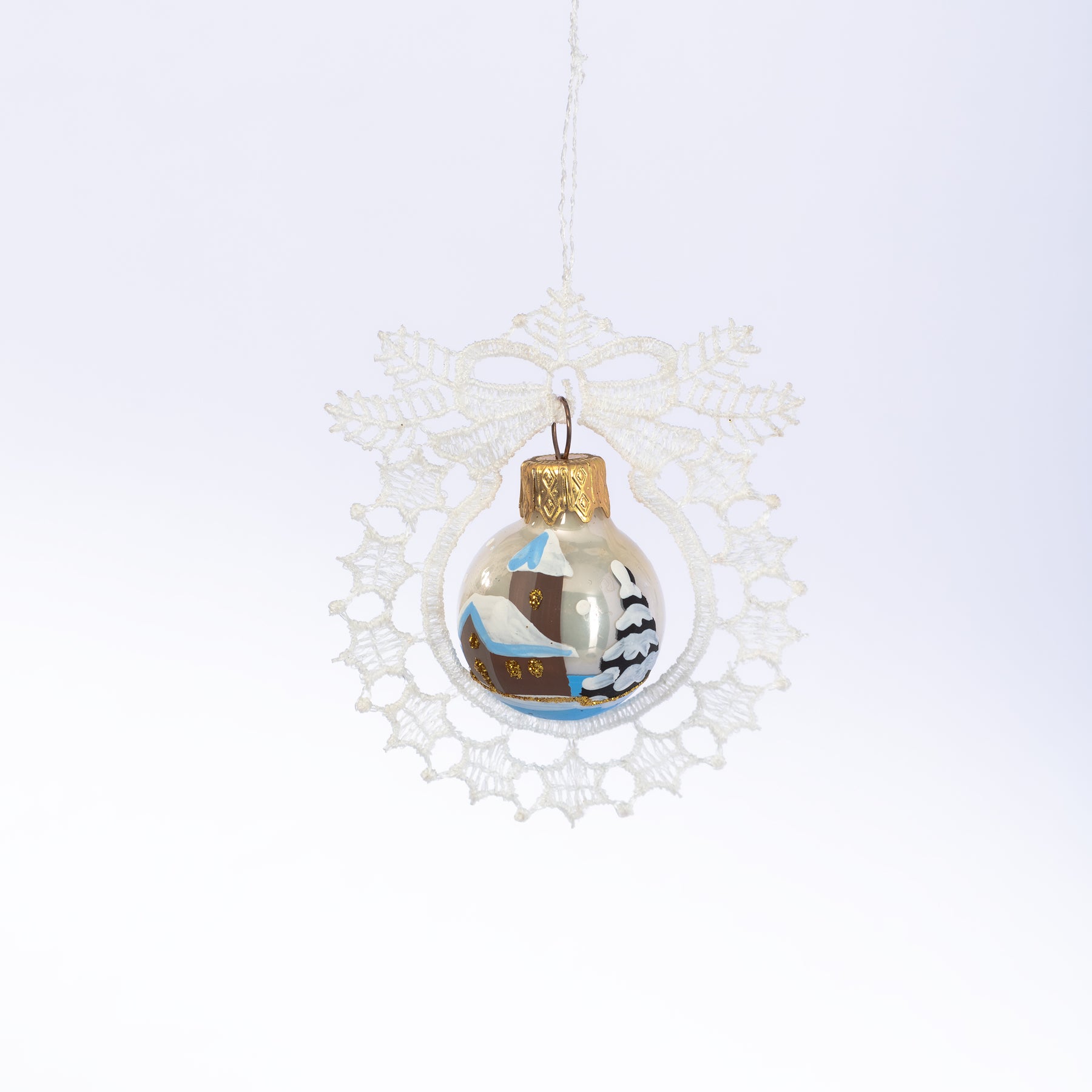 Stoffkranz mit Weihnachtskugel weiß