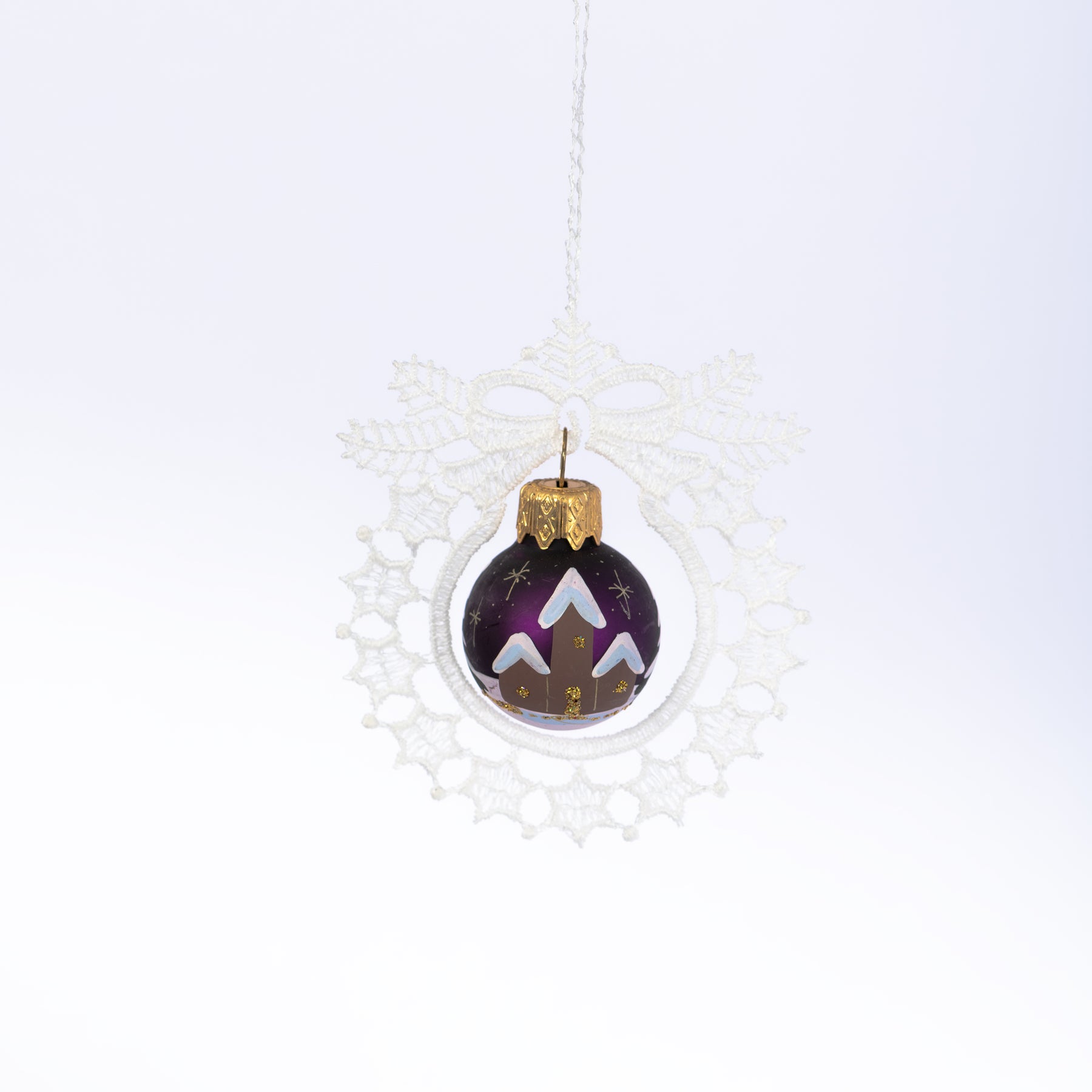 Stoffkranz mit Weihnachtskugel lila
