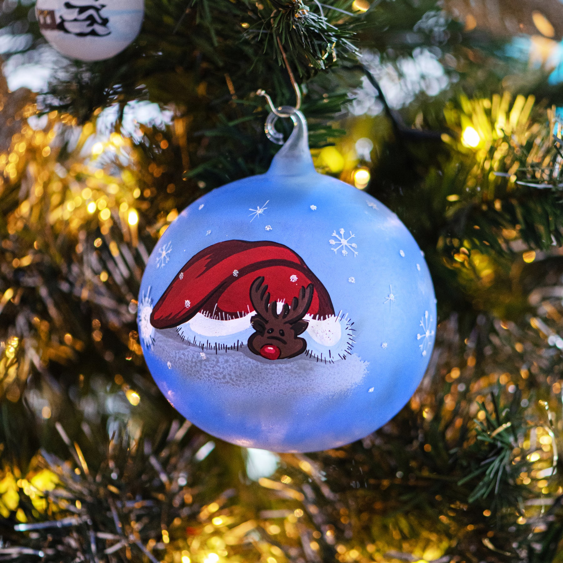 Weihnachtskugel Rentier mit Weihnachtsmütze