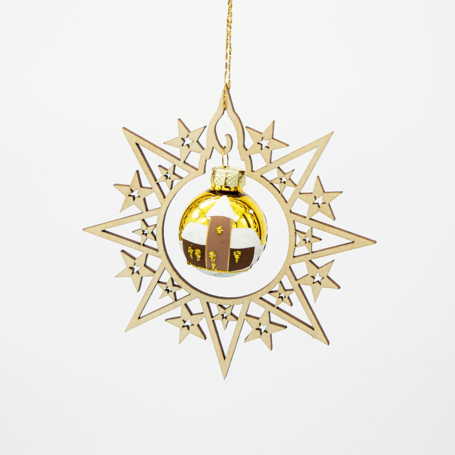 Holzstern mit Weihnachtskugel gold