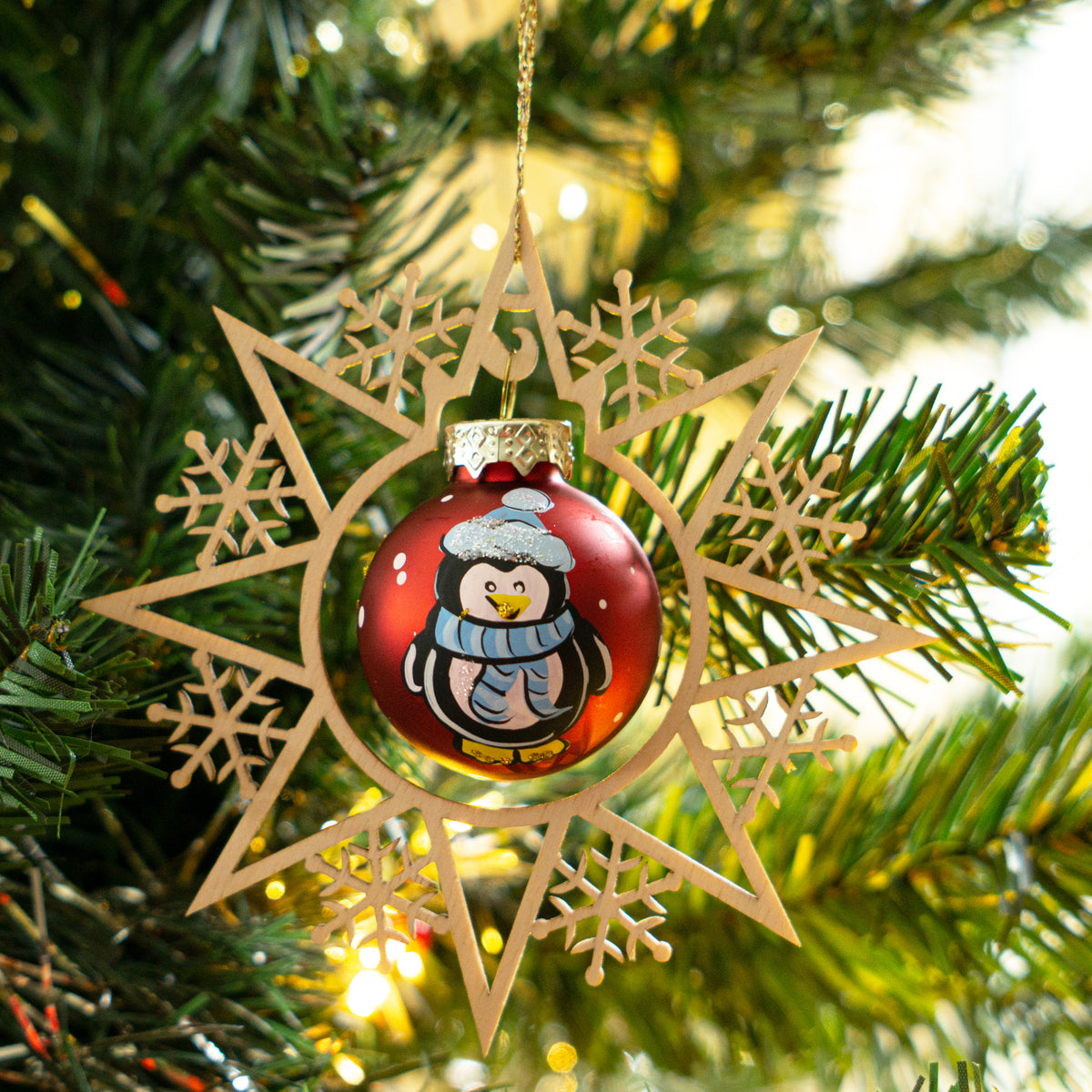 Holzstern Weihnachtskugel rot mit Pinguin