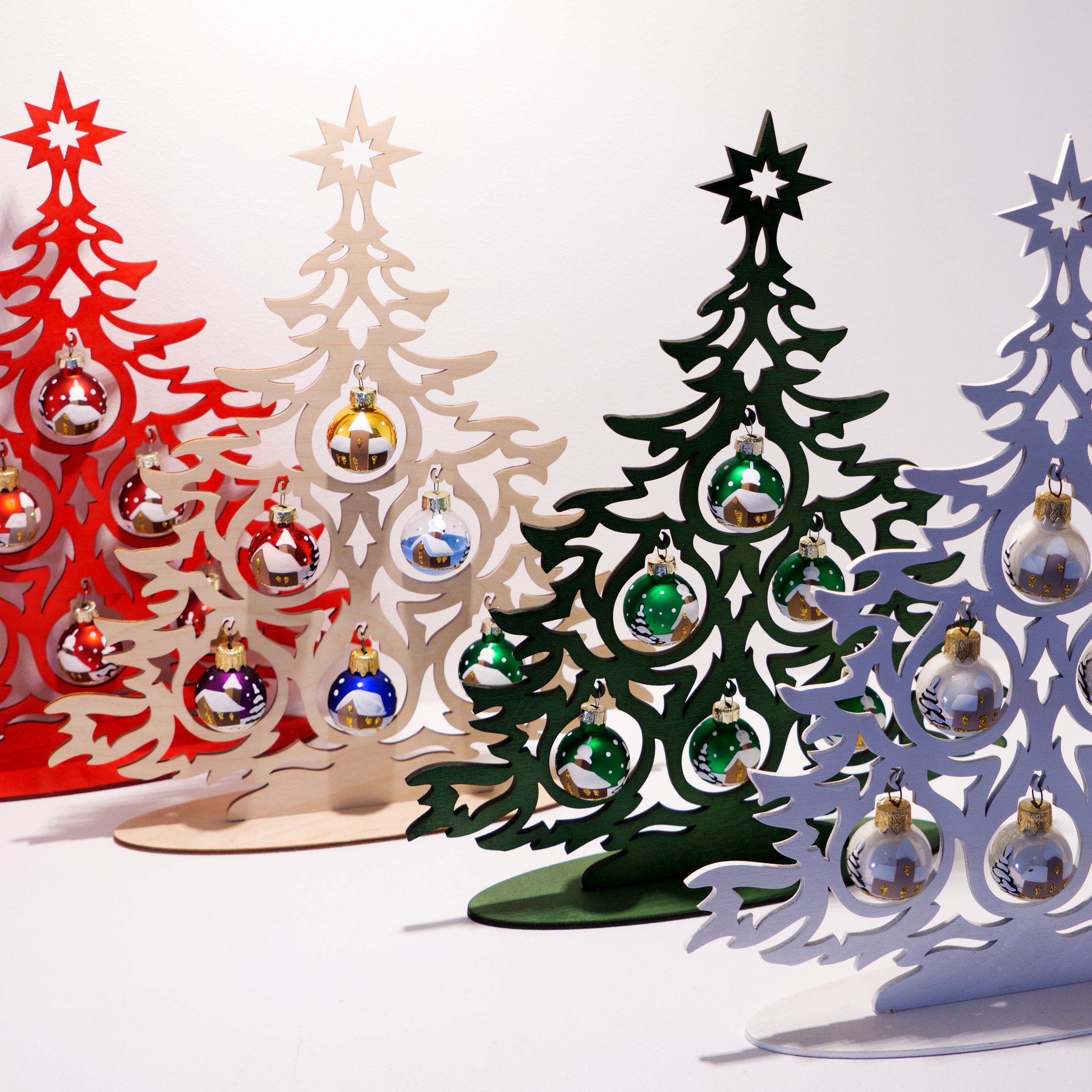 Tannenbaum Set aus Holz und Weihnachtskugeln