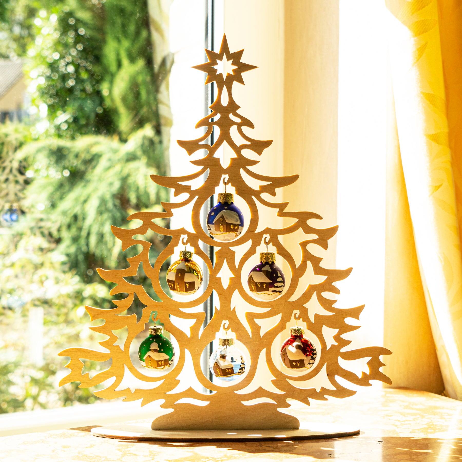 Tannenbaum Set aus Holz mit Weihnachtskugeln