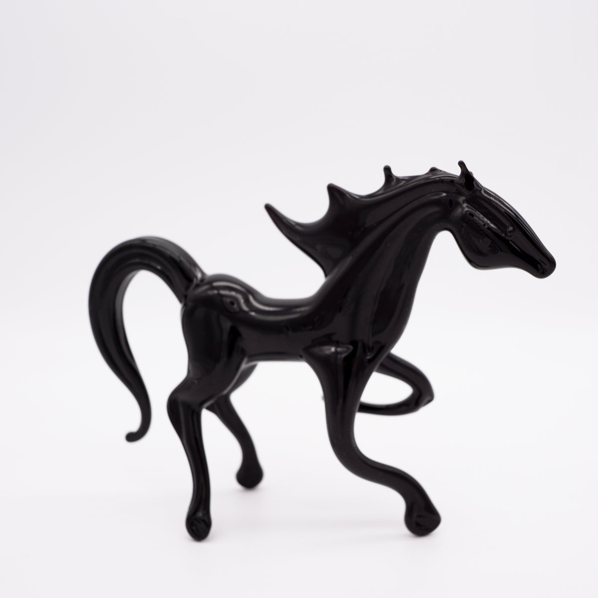 Schwarzes Pferd aus Glas